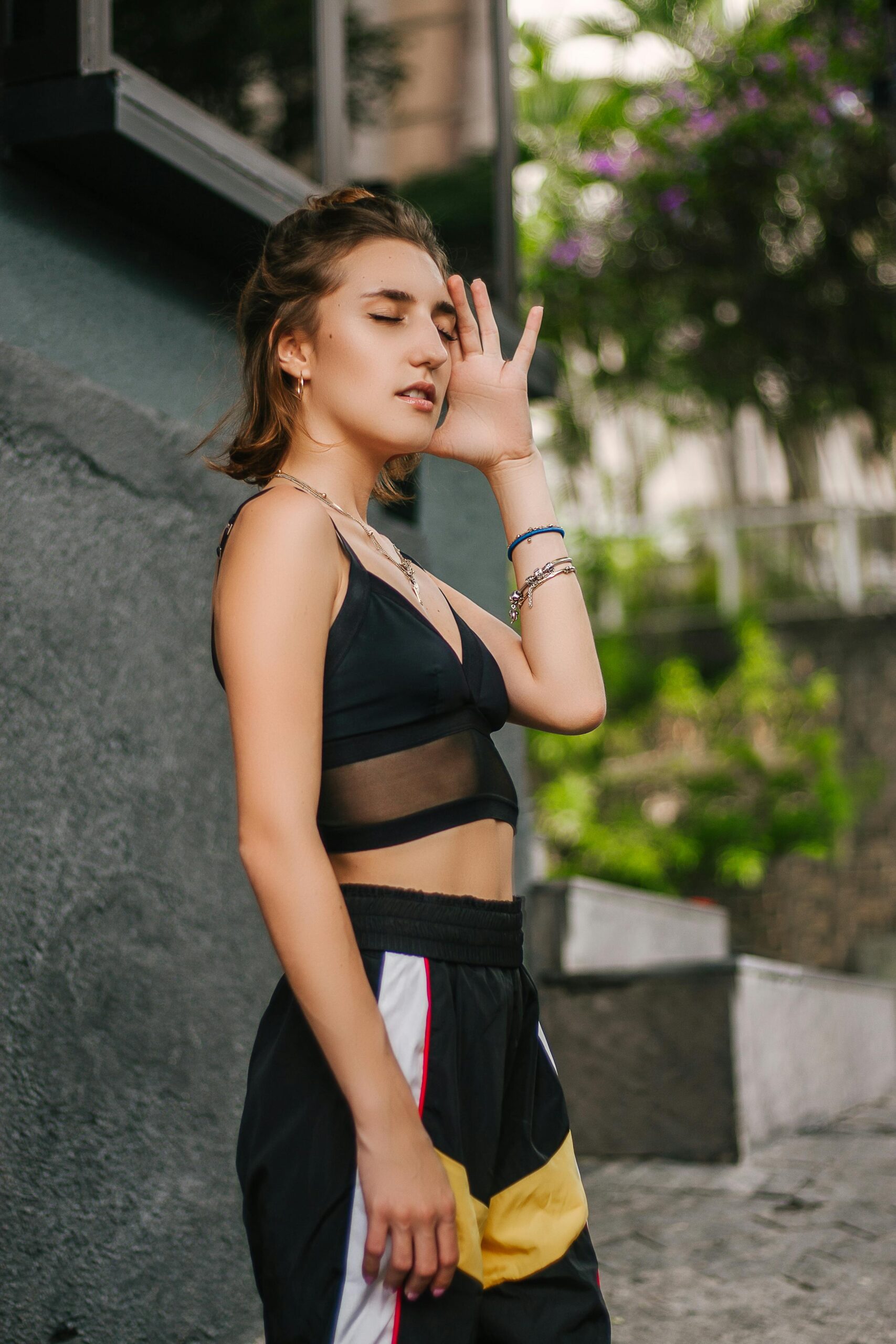 Fashionable woman in São Paulo poses outdoors in stylish summer attire.